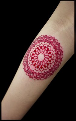  Tatouage mandala de couleur rouge sur l'avant bras
